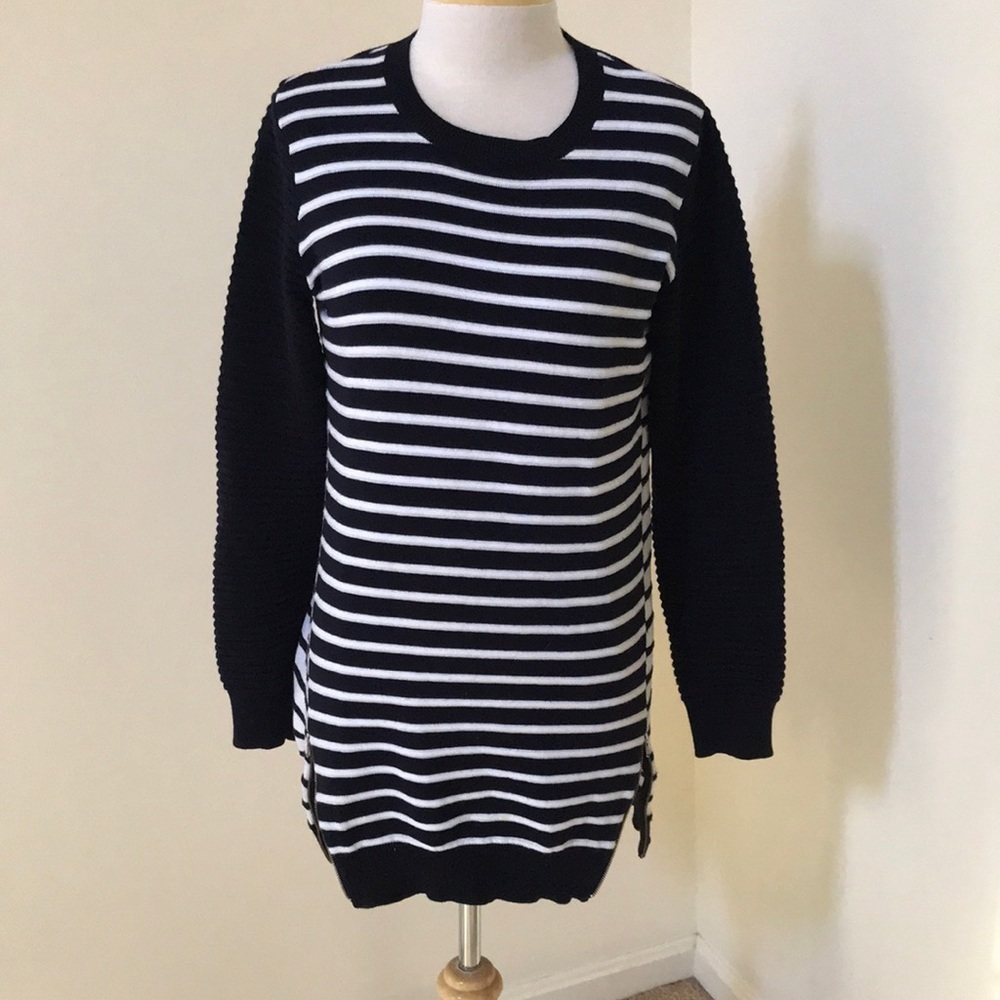 Dorothy Perkins SZ 8,navy striped cotton sweater.